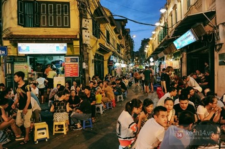 Bia Hoi corner on Ta Hien street